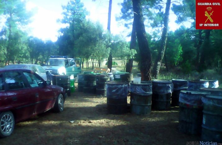 Los bidones de resina incautados.