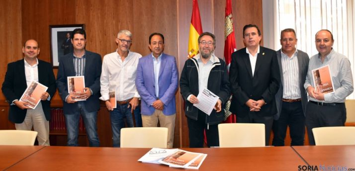 Los responsables de la publicación este jueves. / Jta.