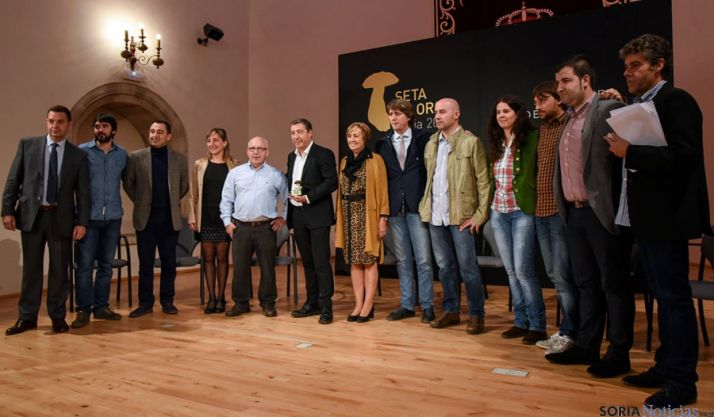 Foto de familia en el Aula Magna este martes tras la entrega del galardón./SN