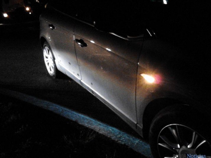 Huellas del lateral del primer turismo afectado./Ainalb Alomar