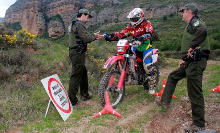 Agentes medioambientales con sus armas en La Rioja. / CSIF