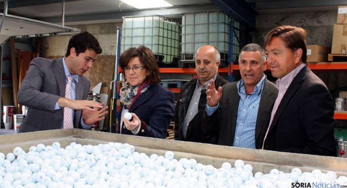 Angulo en una visita a la factoría de Replay en Ólvega.