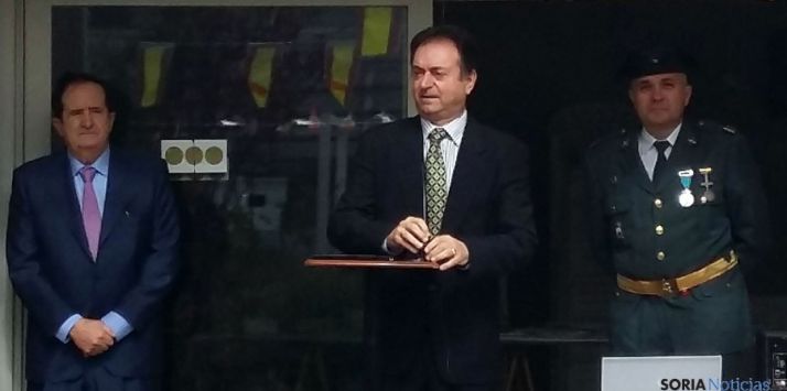 Alonso (ctro.) en el cuartel burgense.