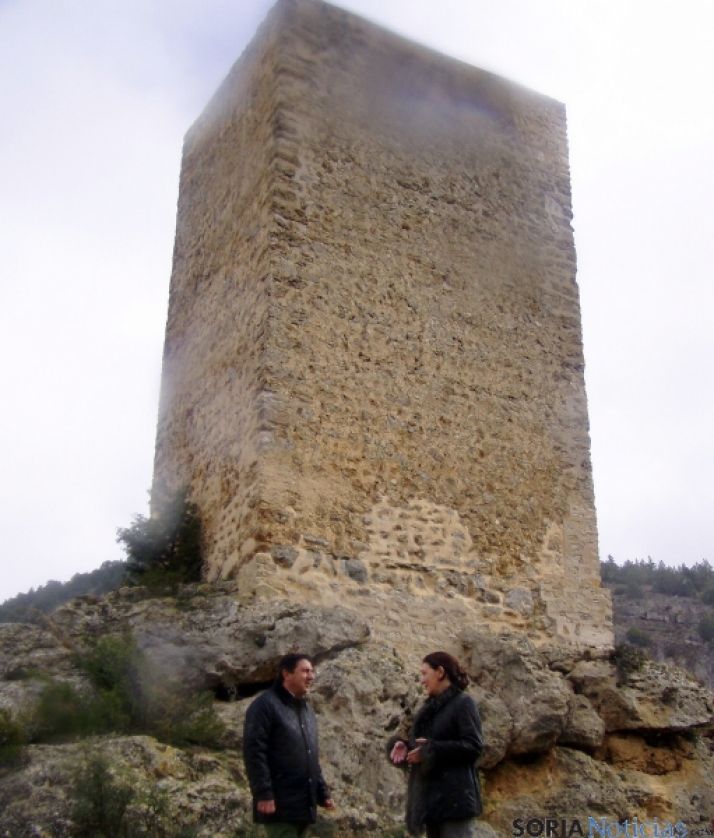 Heredia y Peregrina ante la torre recuperada.
