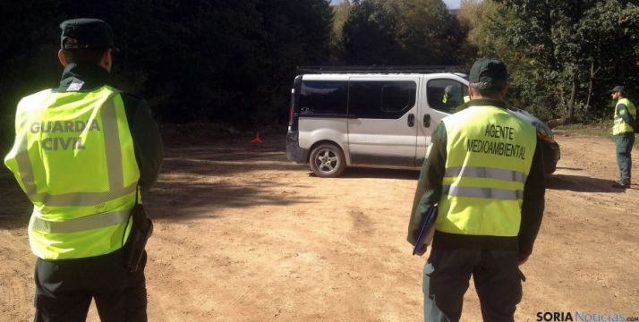 Guardia Civil y agentes medioambientales en un control micológico. / Jta.