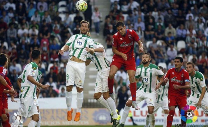 Uno de los lances del partido que hace regresar a los rojillos con la primera derrota de la temporada. / LFP