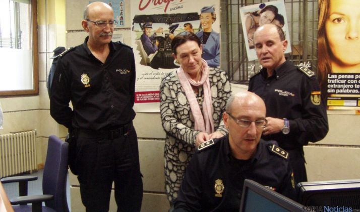 La subdelegada, en las pruebas para la realización del nuevo DNI. 