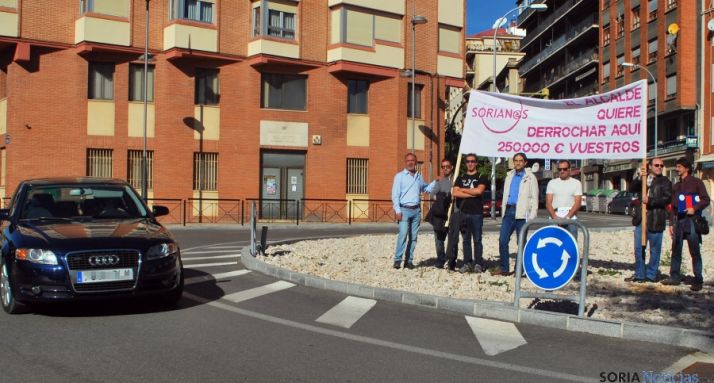 Miembros de Sorian@s este viernes en la rotonda. / SN