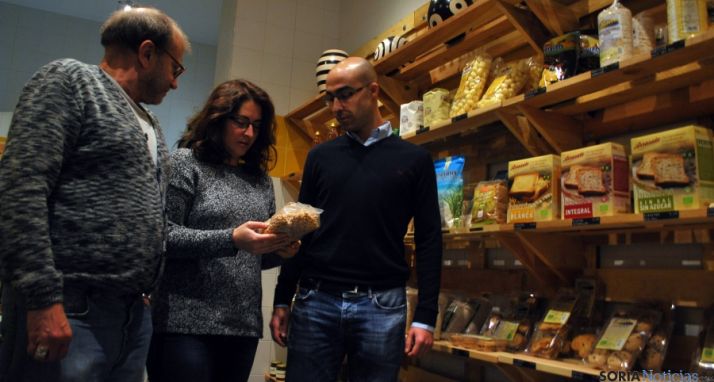 Ortega, (izda.), Rubio y Calvo, en la tienda que Huertos tiene en Eduardo Saavedra./SN