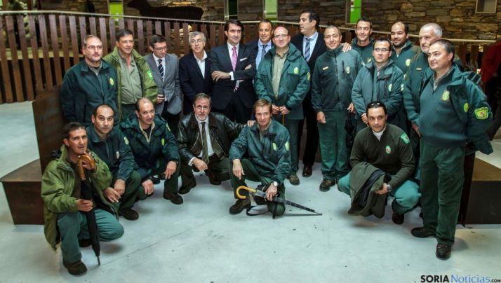 El consejero (ctro.) con agentes medioambientales en la inauguración. / Jta.