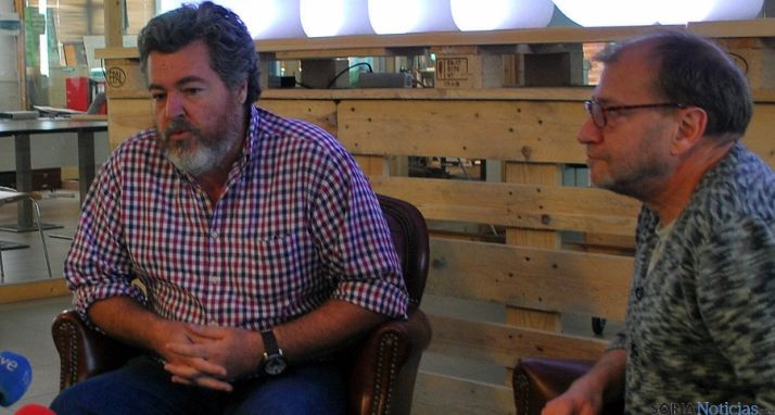 López de Uralde, (dcha.) con Ortega este jueves en El Hueco. / SN