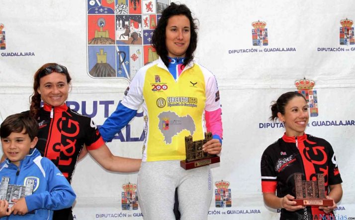 La adnamantina en lo alto del podio.