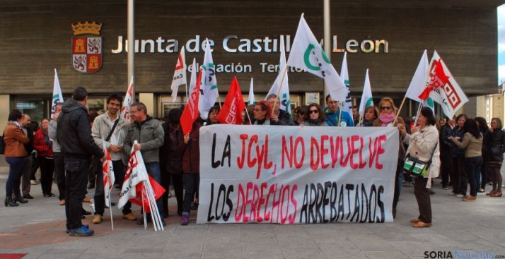Un momento de la concentración ante el edificio de la Junta. / SN