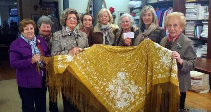 La agraciada e integrantes de la agrupación.