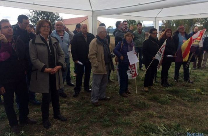 Algunos de los asistentes al homenaje a Camacho.