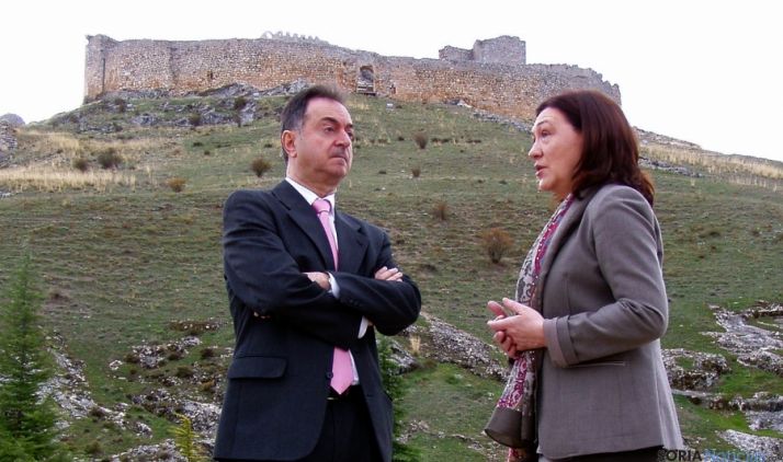 La subdelegada con el alcalde burgense ante el castillo oxomense./Subdeleg.