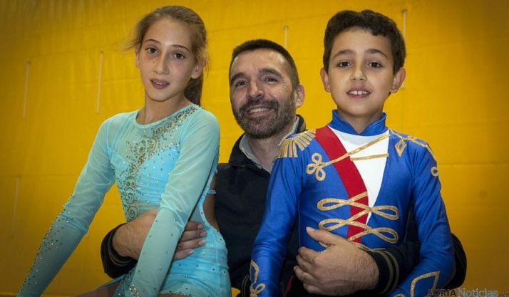Los patinadores, con su entrenador.