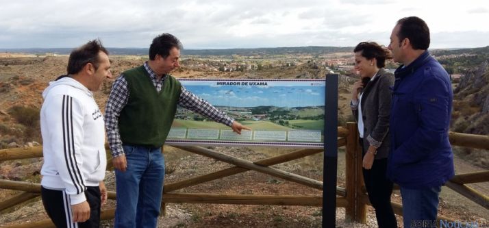 Alonso, señalando el panel informativo.