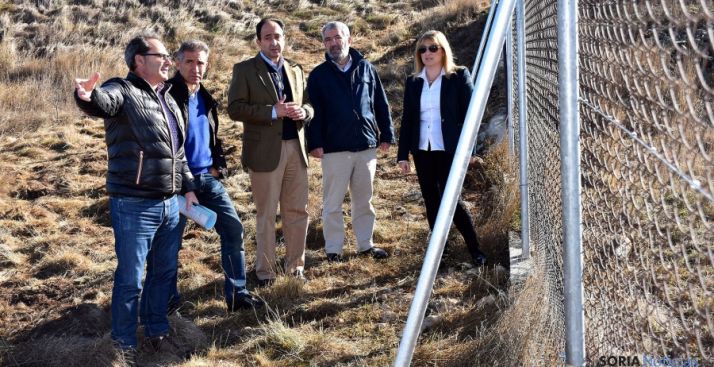 El delegado de la Junta (ctro.) revisando el cercado. / Jta.