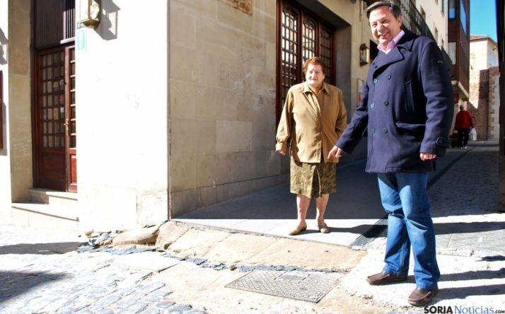 Sainz muestra uno de los rebajes sin concluir en El Vergel. / SN