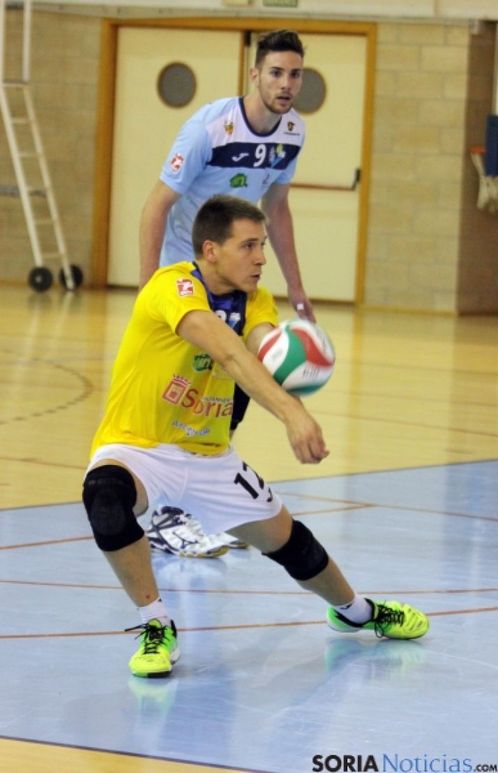 Uno de los lances del intenso partido. / María Morales