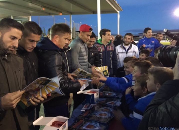 Los más pequeños con sus cromos del Numancia/CDNumancia