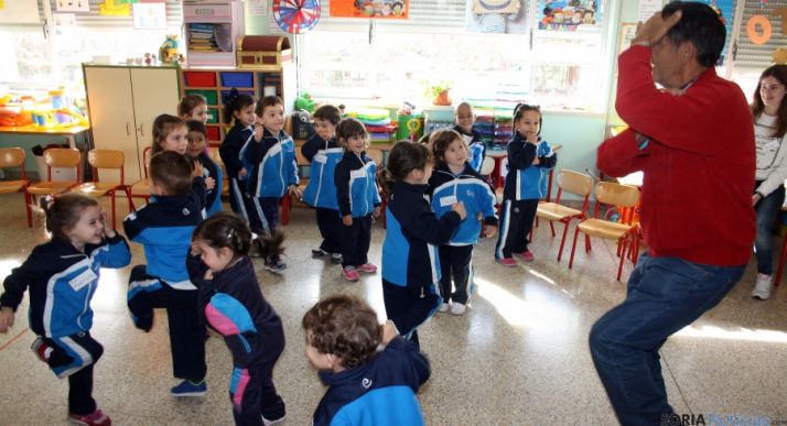 Los niños de Infantil contemplan el baile de uno de los abuelos. / SN