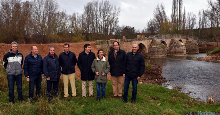 Manuel López (2º dcha.) con municipales y técnicos, junto al puente./Jta.