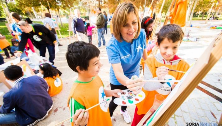 Voluntarios de la Caixa en una de las actividades solidarias.