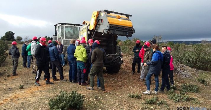 Los alumnos, junto a la máquina recolectora.