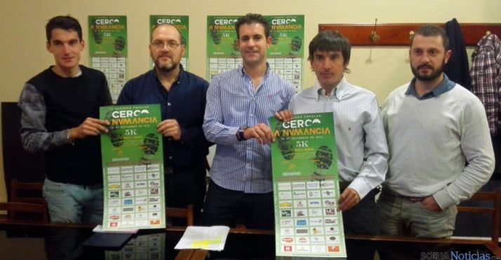 Organizadores y atletas en la presentación./SN