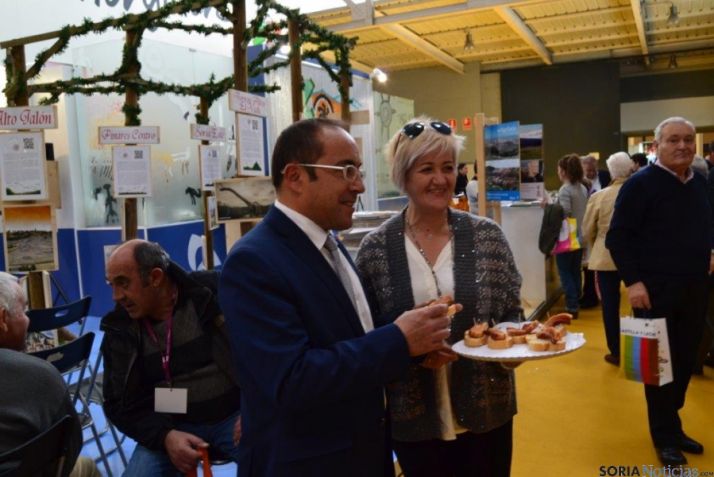 Reparto torreznos en Intur 2015