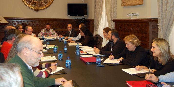 Mesa de negociación en el Palacio Provincial.