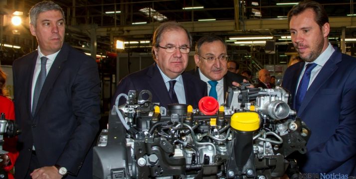 Herrera, (ctro.) en la planta que la marca francesa tiene en Valladolid. / Jta.