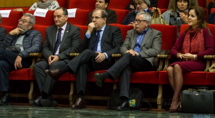 Herrera, (ctro.) este lunes en la Universidad de Valladolid. / Jta.