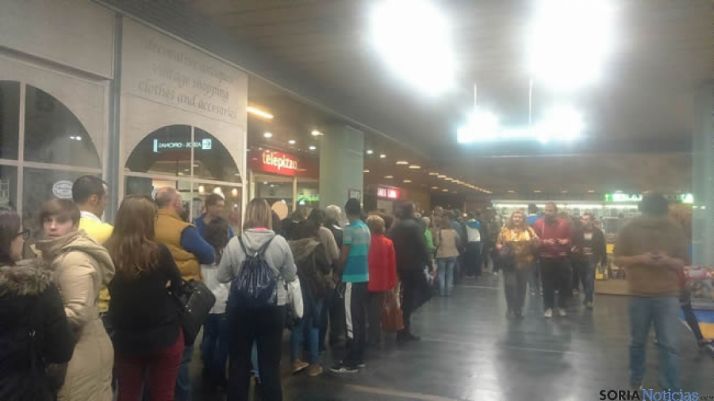 Colas para entrar a Cines Lara