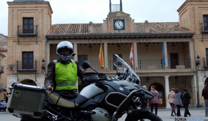 Fernández con su moto en El Burgo.