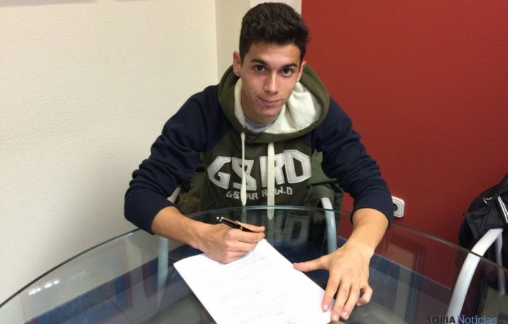 El canterano en la firma del contrato./CDN