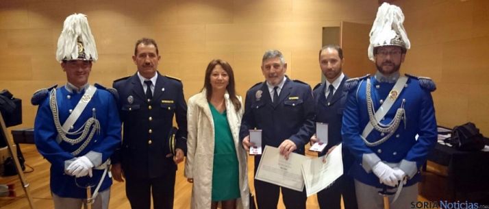 Los policías con la concejal de Soria Lourdes Andrés. / Ayto.