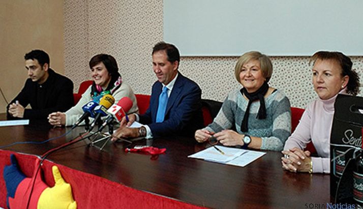 Responsables de la empresa y de la agrupación asistencial este lunes. / SN