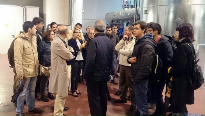 Virgina Borondo, técnica de Rebi, explica el funcionamiento de las instalaciones.