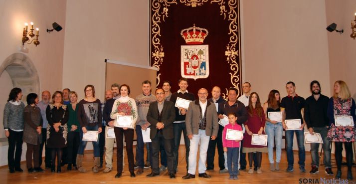 Imagen de familia de los premiados y autoridades este sábado. / Dip.
