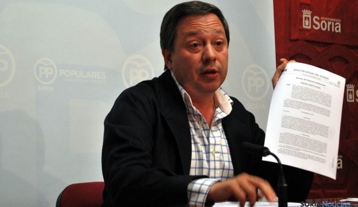 Adolfo Sainz, del PP, con la sentencia publicada en el BOE. / SN