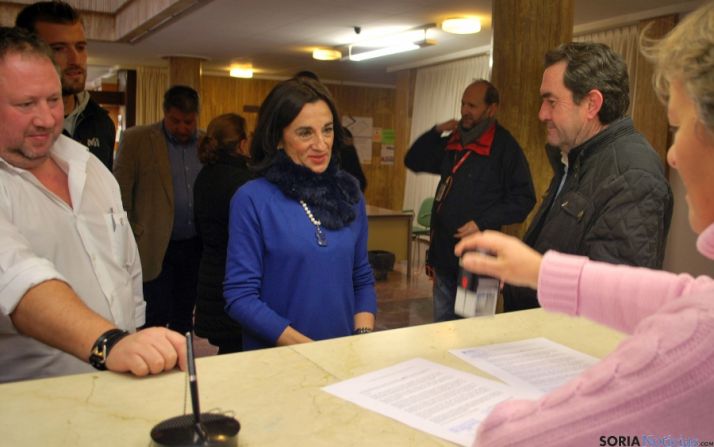 Los empelados municipales presentan su petición en el registro municipal. / SN 