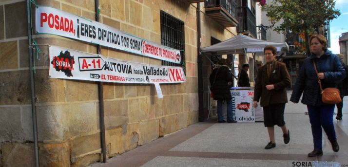 Pancartas revindicativas al lado de una mesa informativa de la Soria Ya. / SN