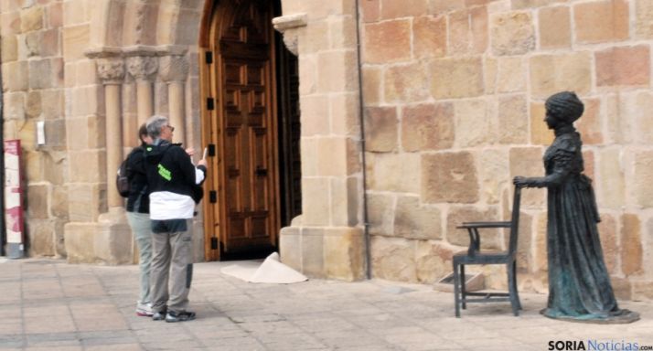 Dos turistas frente a la estatua de Leonor. / SN