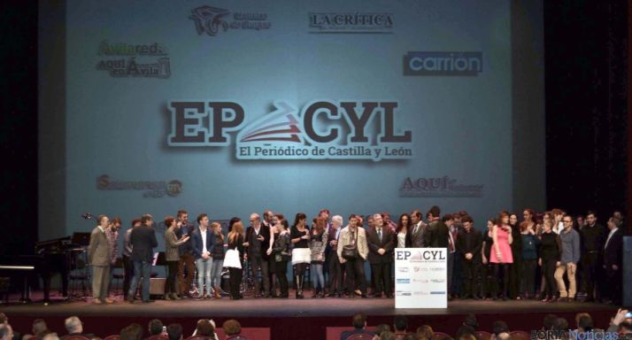 El equipo que forma EPCYL recibe el aplauso del públcio en su presentación. / SN