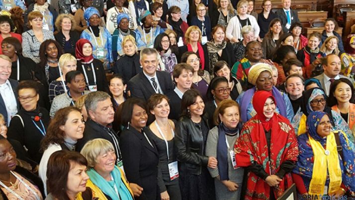 Martínez, detrás de la alcaldesa de París.