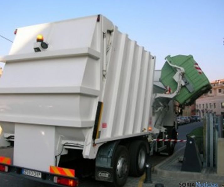 Camión recogiendo residuos