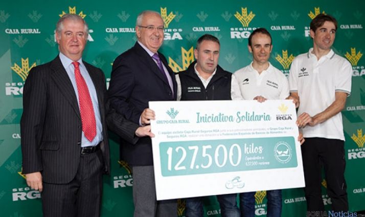 Entrega del cheque al Banco de Alimentos.